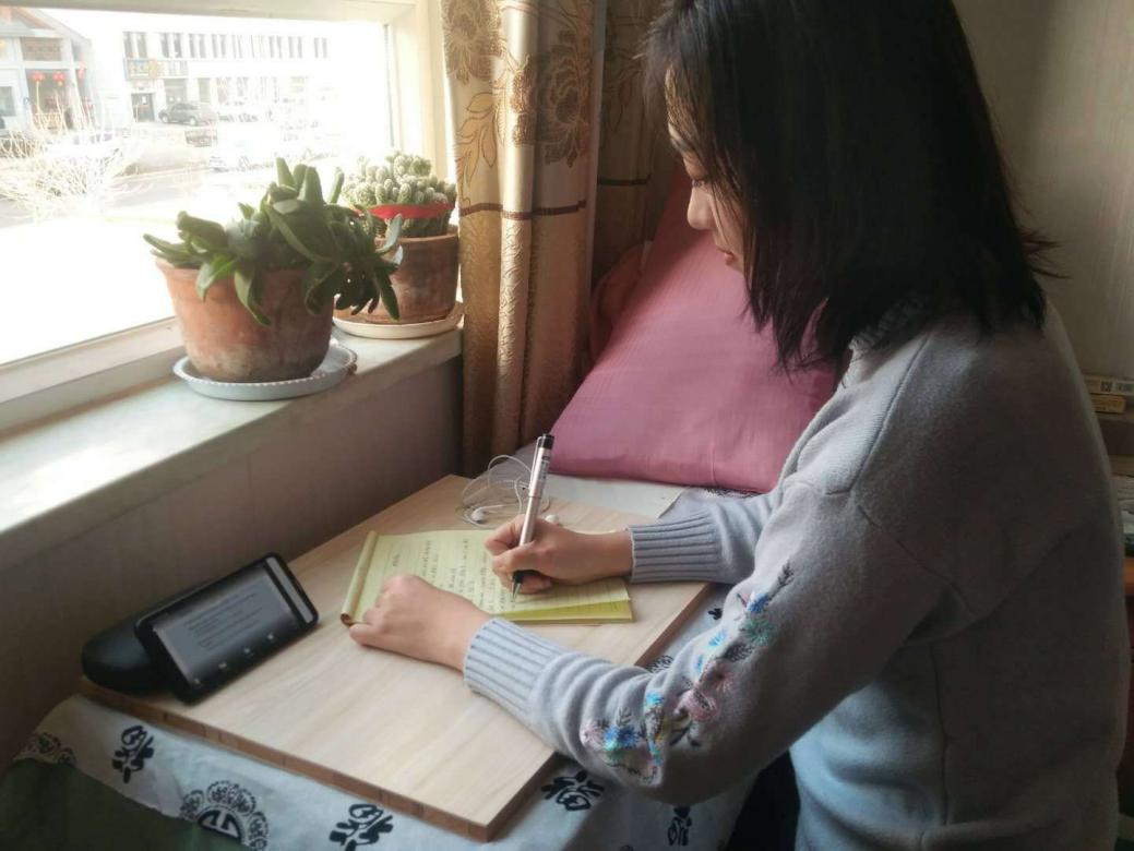經(jīng)濟管理學院人力專業(yè)學生張宇露在線學習《大學英語》.jpg