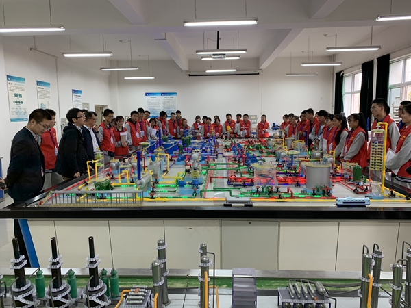 寶雞市陳倉高級中學師生代表一行參觀集輸實訓室.JPG