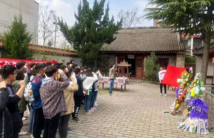 學生在鄠邑區(qū)東索村烈士陵園開展主題黨日活動 - 副本.jpg