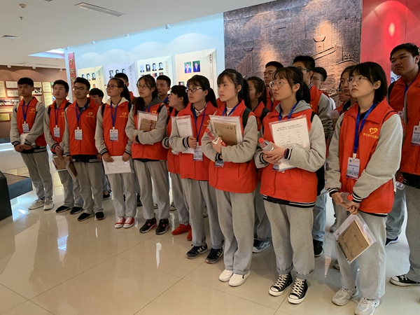 寶雞市陳倉高級中學師生代表一行參觀校史館.JPG