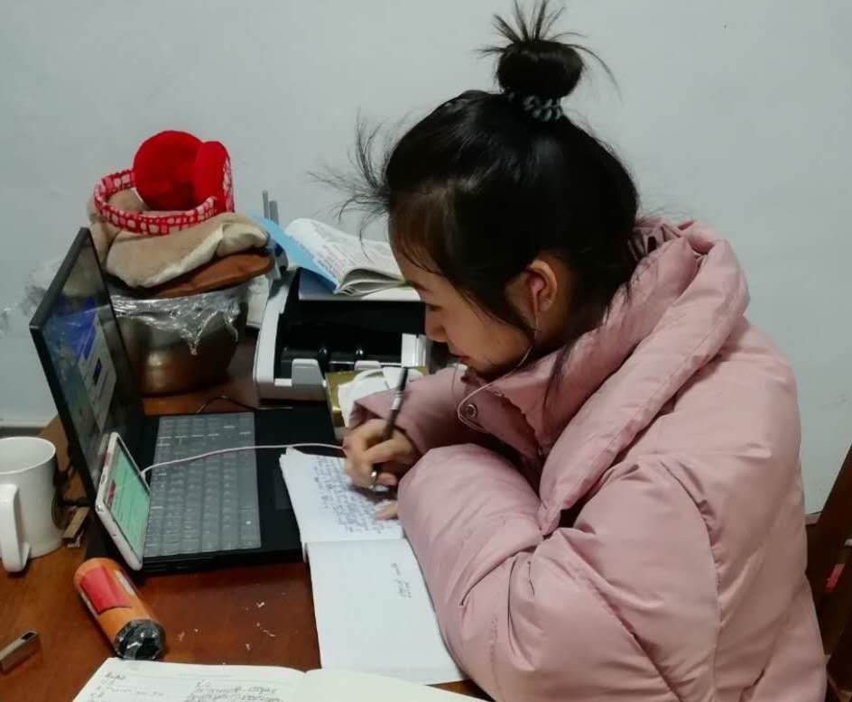 人文學院環(huán)設專業(yè)學生阮明霞在線學習《大學英語》.jpg